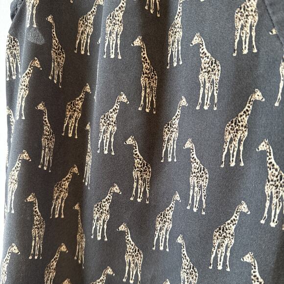H&M Conscious Women's 6 Giraffe Print Pintuck V Neck Gray Blouse Business Office - Picture 4 of 9